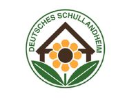 Namensschriftzug und ein Haus, in dessen Mitte eine Sonnenblume zu sehen ist 