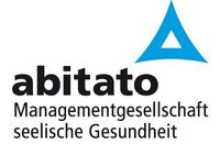 Logo ist der Schriftzug Abitato mit einem blauen Dreckeck darüber
