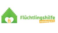 Der Namensschriftzug und ein Haus mit einem Herzen als Eingang, in dem Vater, Mutter und Kind stehen 