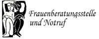 Eine weiße und eine schwarze Frau sitzen nebeneinander und der Namensschriftzug