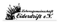Der Name des Vereins neben Gräsern, die am Ufer der Eider wachsen