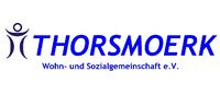 Der Namensschriftzug ein eine kleine Figur davor