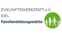 Zukunftswerlstatt Kiel - Familienbildungsstelle und ein güner Punkt mit einer Familie darin, die Eltern in der Mitte und die Kinder an den Seiten