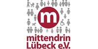 Ein großes rotes M in mitten unterschiedlicher Menschen