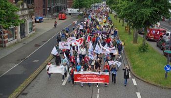 Demonstration von oben fotografiert - das Banner "Zusammen für Soziale Gerechtigkeit" geht vorneweg