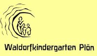 Schriftzug Waldorfkindergarten Plön und drei Figuren (eine große und zwei kleine Figuren)