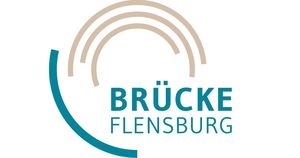 Der Namenszug Brücke Flensburg umrahmt von mehreren Halbkreisen
