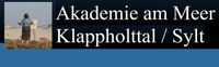 Akademie am Meer - Klappholttal / Sylt in weißer Schrift neben einem Foto einer zeichnenden Frau am Meer