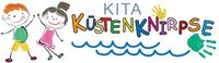 Mädchen und Junge stehen unter der Sonne am Wasser, über dem Wasser steht bunt Kita Küstenknirpse