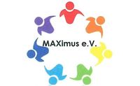 Bunte Figuren stehen im Kreis um das Wort "Maximus"