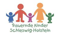 Der Namensschriftzug und fünf Figuren, zwei Eltern und drei Kinder, die sich bei den Händen halten 