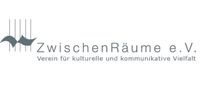 Slogan "ZwischenRäume - Verein für kulturelle und kommunikative Vielfalt" und eine Grafik, die an ein gekipptes Notblatt erinnert  