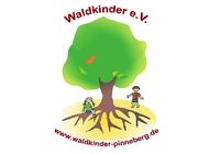 Zwei Kinder, die an einem großen Baum spielen 