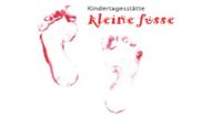 Namensschriftzug und zwei Babyfußabdrücke