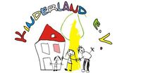 Eltern und ein Kind vor einem Haus und einem Baum 