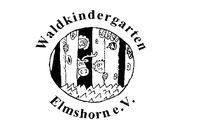 Kinder und ein Hirsch, die zwischen Bäumen hervorschauen 