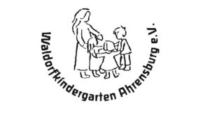 Drei kleine Kinder, die gemeinsam im Kreis tanzen und eine Frau, die ihnen dabei zuschaut 