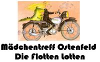 Blondes Mädchen auf einem Motorrad mit einem Drachen als Sozius