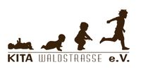 liegendes Baby, krappelndes Kleinkind, stehendes Kleinkind, laufendes größeres Kind 