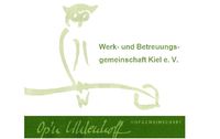 Eine Eule sitzt auf eine Baumstamm, darunter steht Op'n Uhlenhoff