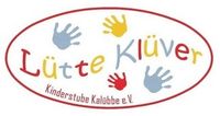 Schriftzug mit vielen bunten Kinderhänden