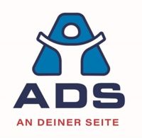 Eine Figur reckt die Arme in die Luft