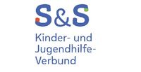 Groß geschrieben S & S und darunter in kleinerer Schrift der Rest des Namens