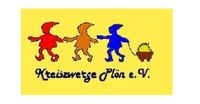 Ein rot, ein gelb und ein blau gekleideter Zwerg mit einem Bollerwagen 