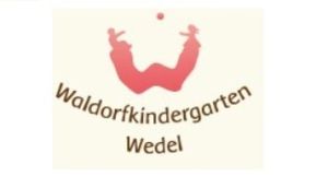 Namensschriftzug und ein großes rotes W, dessen Enden Kinder sind, die miteinander Ball spielen 