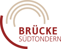 Brücke Logo in roter und beiger Schrift mit mehreren Halbkreisen