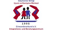 Eine weibliche und eine männliche Figur zwischen zwei angedeuteten Händen
