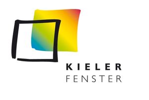 Der Rufname "Kieler Fenster" und zwei Vierecke, ein transparentes und ein buntes 