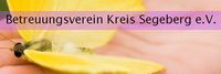 Namensschriftzug vor einer gelben Blüte 