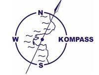 Eine Küstenregion in einem Kreis, der auch ein Kompass ist