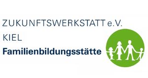 Zukunftswerlstatt Kiel - Familienbildungsstelle und ein güner Punkt mit einer Familie darin, die Eltern in der Mitte und die Kinder an den Seiten