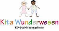 Schriftzug "Kita Wunderwesen" mit einem kleinen Mädchen mit heller Hautfarbe und einem kleinen Jungen mit dunkler Hautfarbe, die sich bei den Händen halten