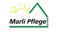 Über dem Namensschriftzug ein angedeutetes Dach und eine Sonne