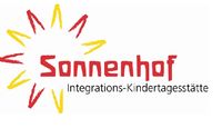 Der Namensschriftzug mit einer großen Sonne 