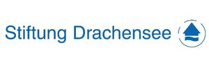 Namensschriftzug und blaues Haus in einem Kreis