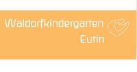 Namensschriftzug in weißer Schrift auf orangem Hintergrund 