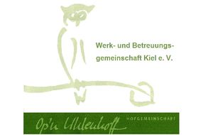 Eine Eule sitzt auf eine Baumstamm, darunter steht Op'n Uhlenhoff
