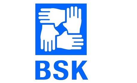 Vier Hände, die sich am Handgelenk fassen, so dass es ein Viereck ergibt 