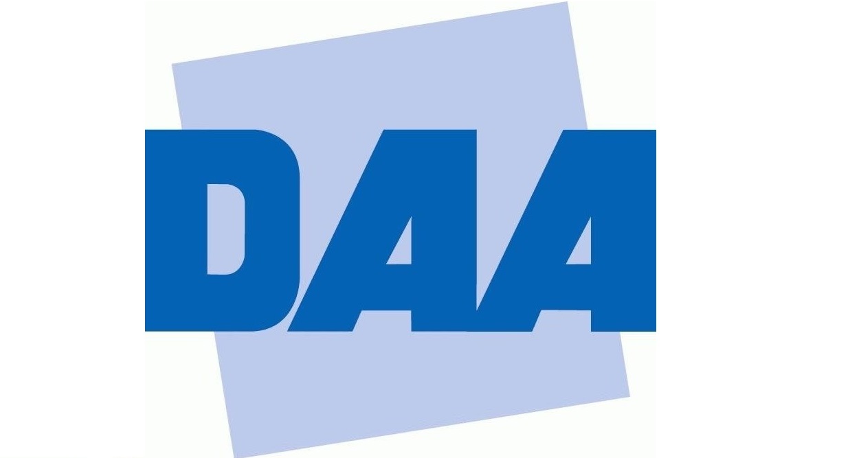 DAA vor einem blauen gekippten Viereck 