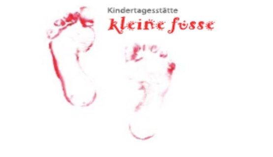 Namensschriftzug und zwei Babyfußabdrücke