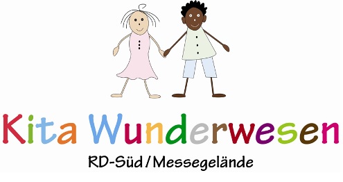Schriftzug "Kita Wunderwesen" mit einem kleinen Mädchen mit heller Hautfarbe und einem kleinen Jungen mit dunkler Hautfarbe, die sich bei den Händen halten