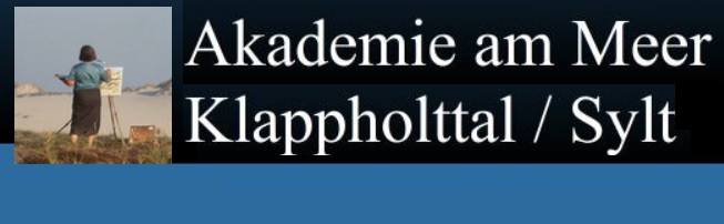 Akademie am Meer - Klappholttal / Sylt in weißer Schrift neben einem Foto einer zeichnenden Frau am Meer