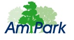 Die Worte "Am Park" unter drei Bäumen