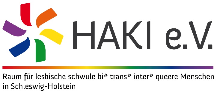 Neben einer bunten Blume steht das Wort HAKI, das unterstrichen wird von einem Strich in Regenbogenfarben. Darunter der weitere Namenzusatz. 