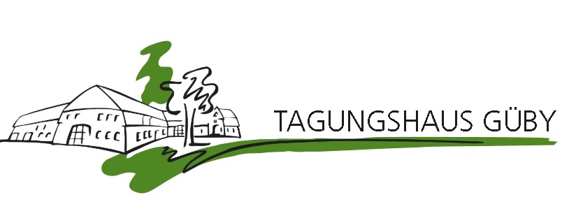 Der Schriftzug "Tagungshaus Güby" neben einem Gehöft und einem Baum