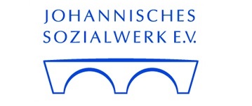 Der Namensschriftzug über einer Brücke mit zwei Bögen